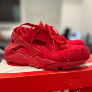 Triple red huarache run 6Y